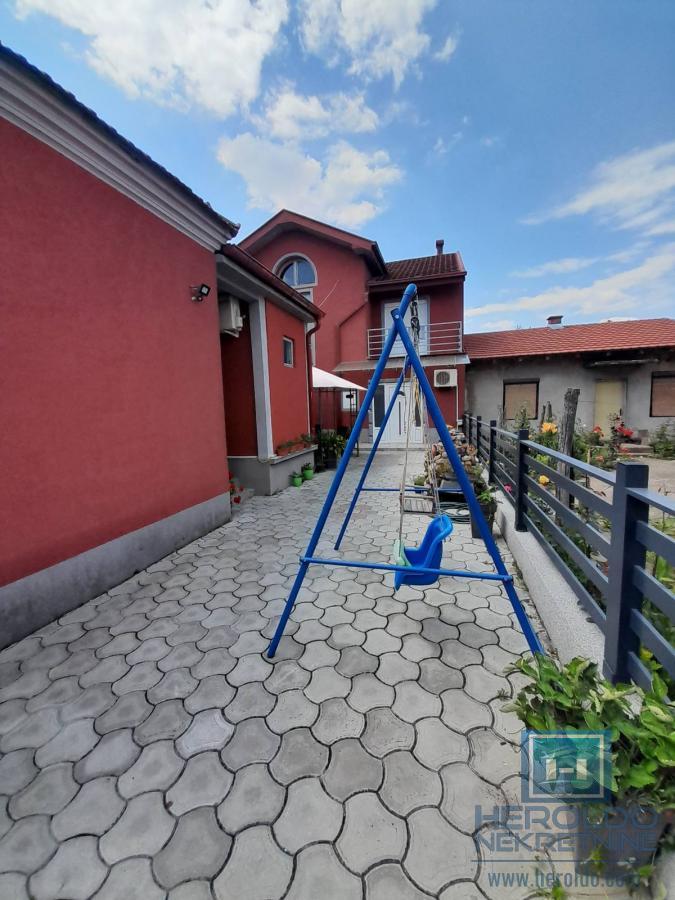 Prelepa kuca u mirnom delu grada 25