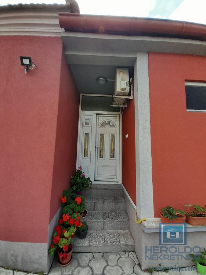 Prelepa kuca u mirnom delu grada 26