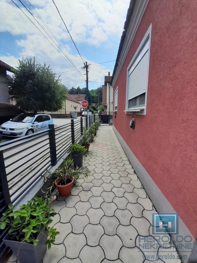 Prelepa kuca u mirnom delu grada 27