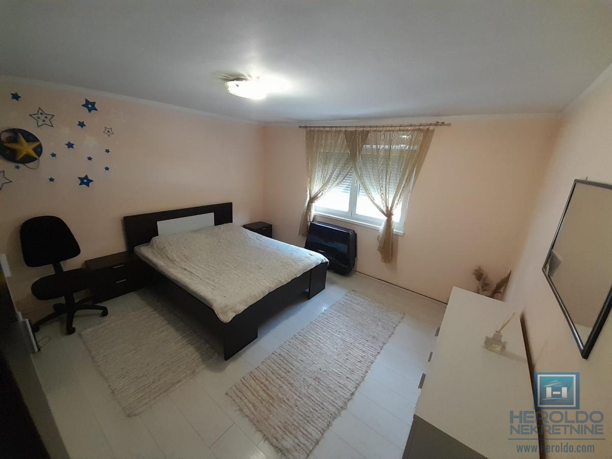 Prelepa kuca u mirnom delu grada 29