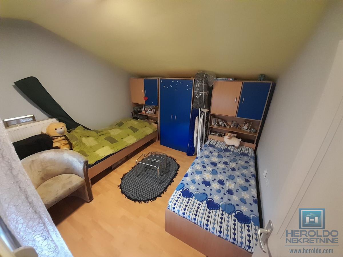 Prelepa kuca u mirnom delu grada 12