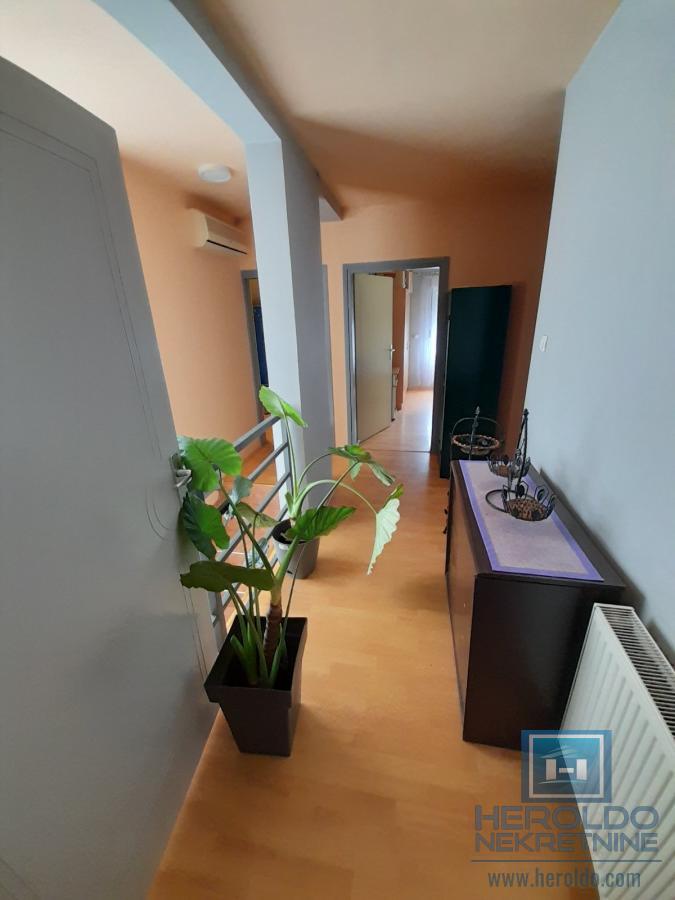 Prelepa kuca u mirnom delu grada 14