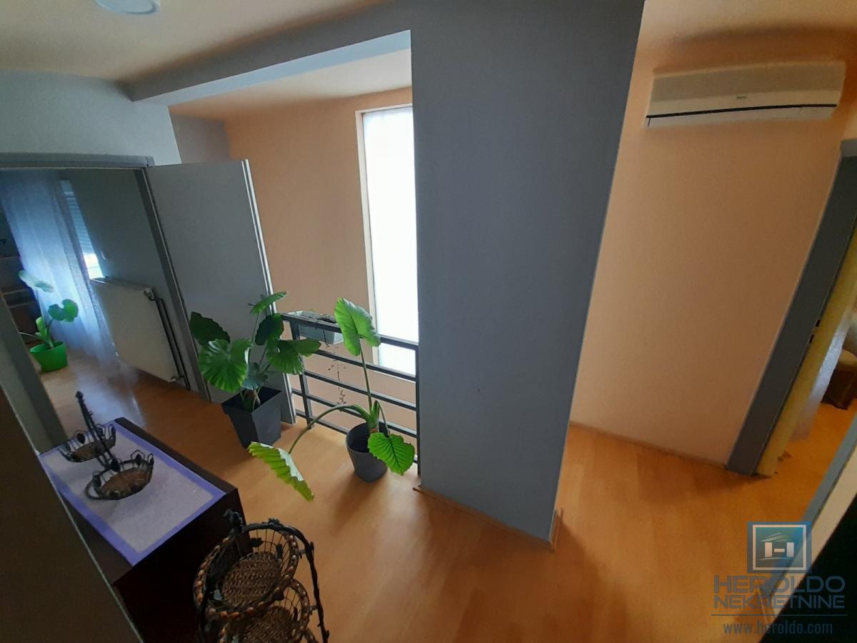 Prelepa kuca u mirnom delu grada 15