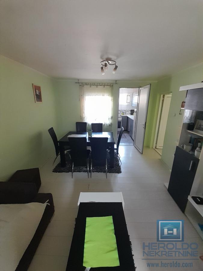 Prelepa kuca u mirnom delu grada 33