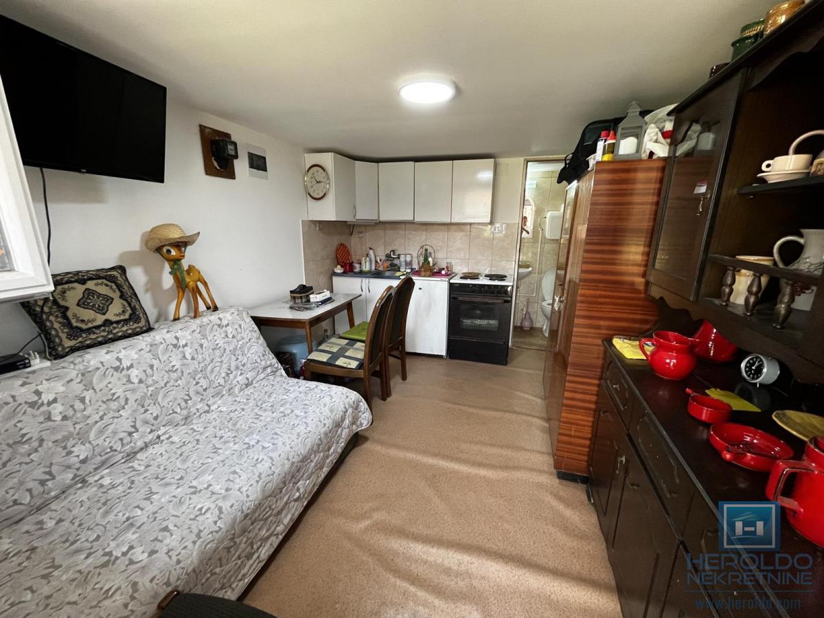 Prizemna vikendica sa velikim placem 6