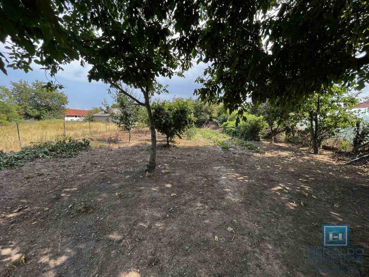 Prizemna vikendica sa velikim placem 18