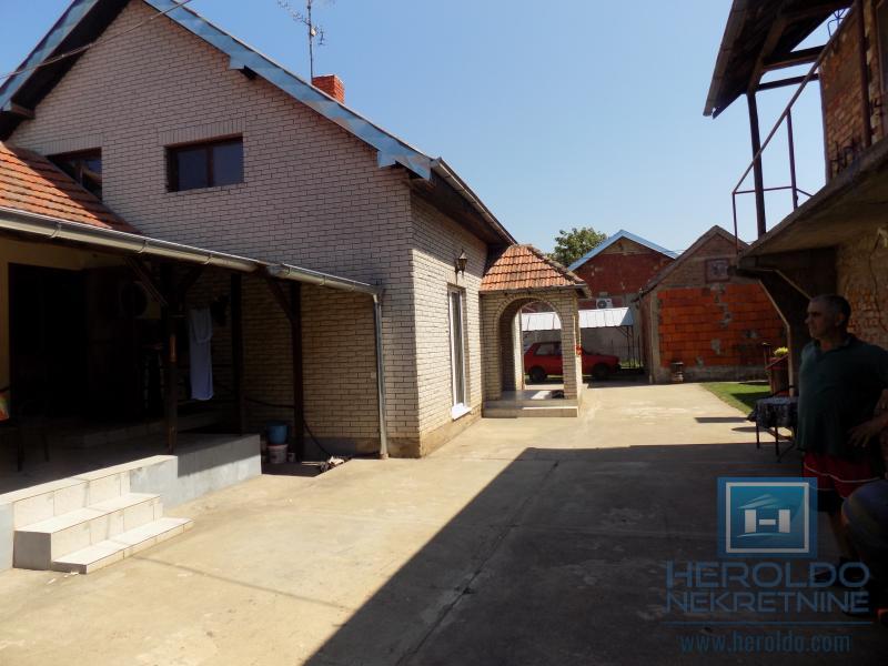 Kompletno imanje sa dve kuće, voćnjakom i pomoćnim objektima – sve na jednom mestu! 22