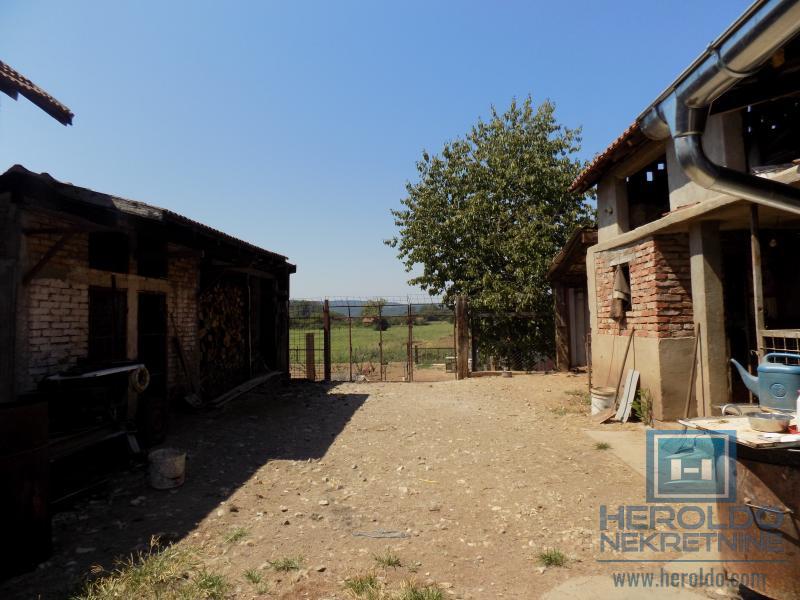 Kompletno imanje sa dve kuće, voćnjakom i pomoćnim objektima – sve na jednom mestu! 10