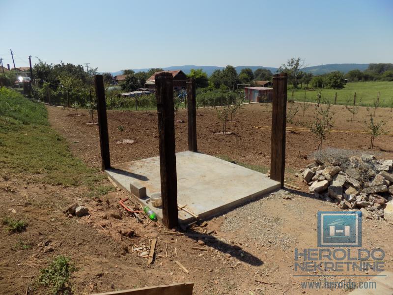 Kompletno imanje sa dve kuće, voćnjakom i pomoćnim objektima – sve na jednom mestu! 11