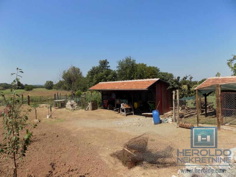 Kompletno imanje sa dve kuće, voćnjakom i pomoćnim objektima – sve na jednom mestu! 12