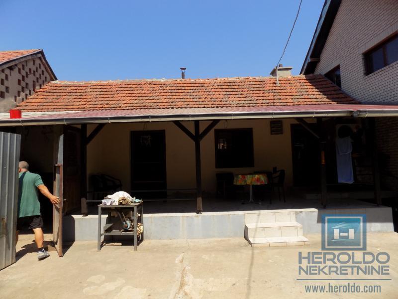 Kompletno imanje sa dve kuće, voćnjakom i pomoćnim objektima – sve na jednom mestu! 8