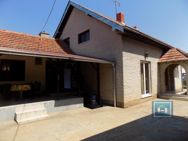 Kompletno imanje sa dve kuće, voćnjakom i pomoćnim objektima – sve na jednom mestu! 9