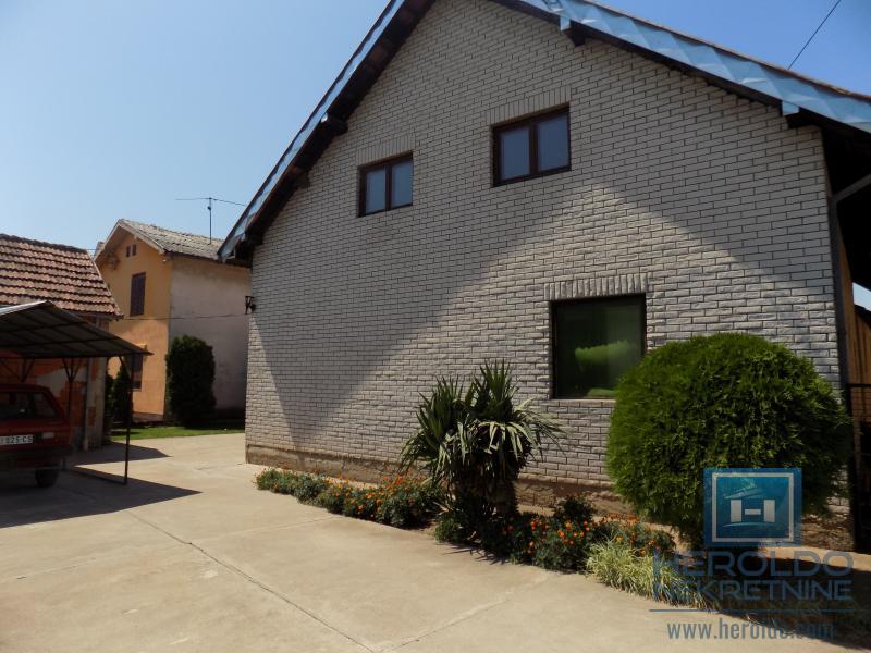 Kompletno imanje sa dve kuće, voćnjakom i pomoćnim objektima – sve na jednom mestu! 2