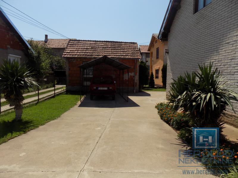 Kompletno imanje sa dve kuće, voćnjakom i pomoćnim objektima – sve na jednom mestu! 3