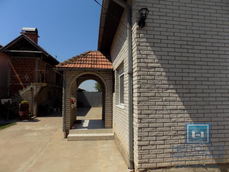 Kompletno imanje sa dve kuće, voćnjakom i pomoćnim objektima – sve na jednom mestu! 4