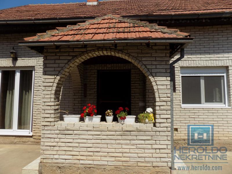 Kompletno imanje sa dve kuće, voćnjakom i pomoćnim objektima – sve na jednom mestu! 5