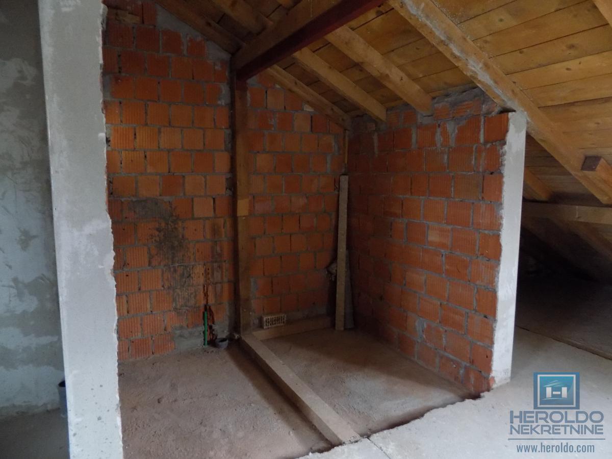 Prodaje se nezavršen stan u Jagodnjaku 4