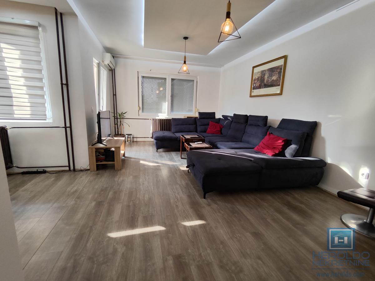 Prostran dvosoban stan na Sarinoj međi 4