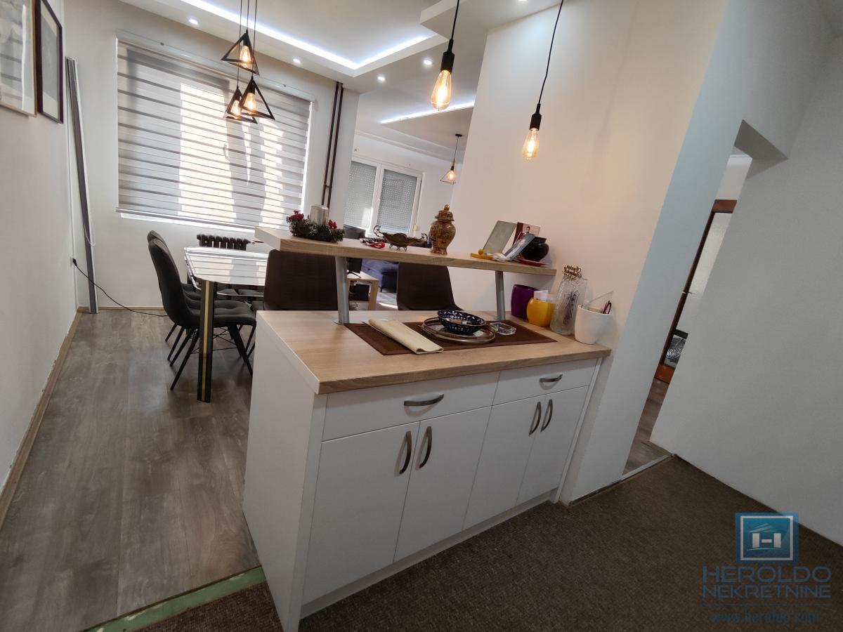 Prostran dvosoban stan na Sarinoj međi 6