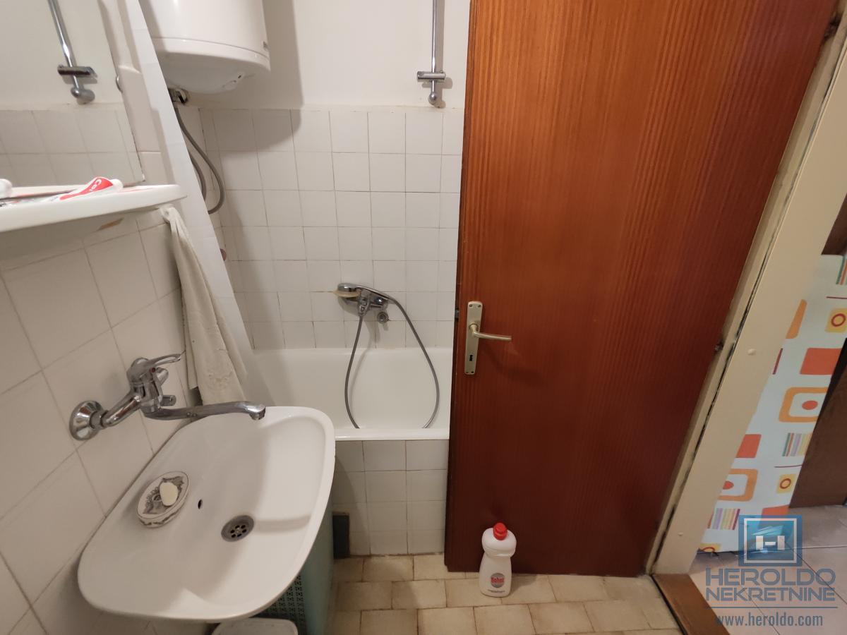 Prostran dvosoban stan na Sarinoj međi 18