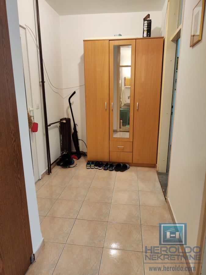 Prostran dvosoban stan na Sarinoj međi 19