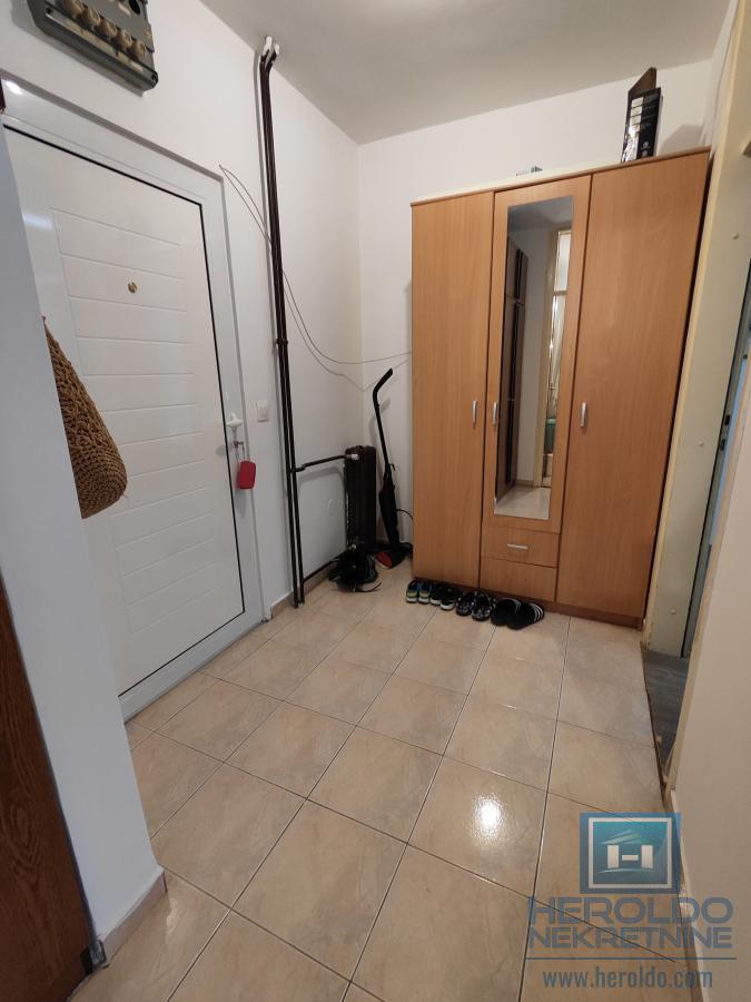 Prostran dvosoban stan na Sarinoj međi 20