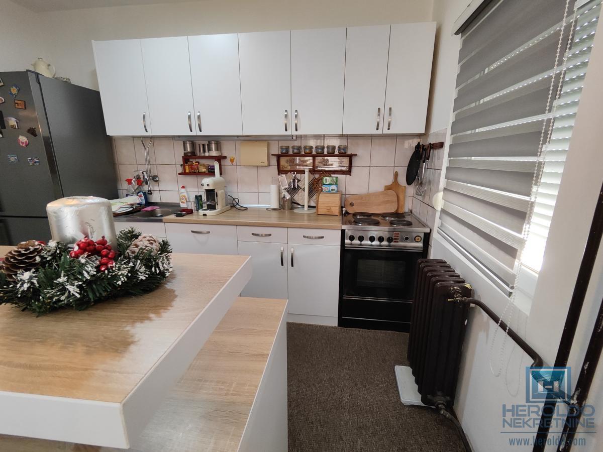 Prostran dvosoban stan na Sarinoj međi 10