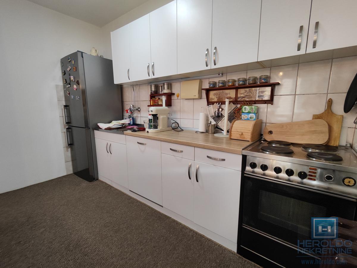 Prostran dvosoban stan na Sarinoj međi 13