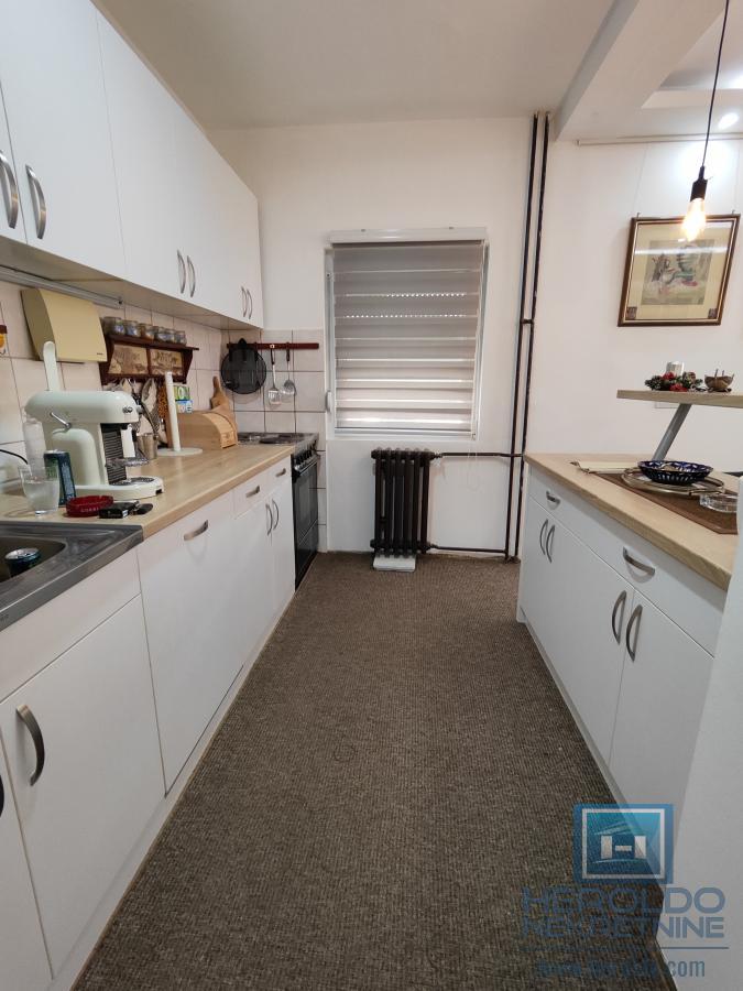 Prostran dvosoban stan na Sarinoj međi 14