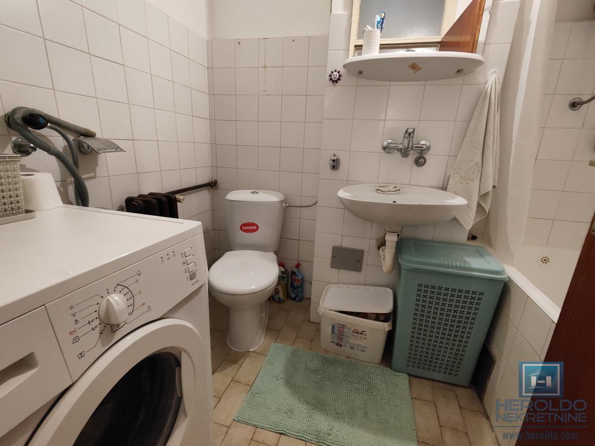 Prostran dvosoban stan na Sarinoj međi 16