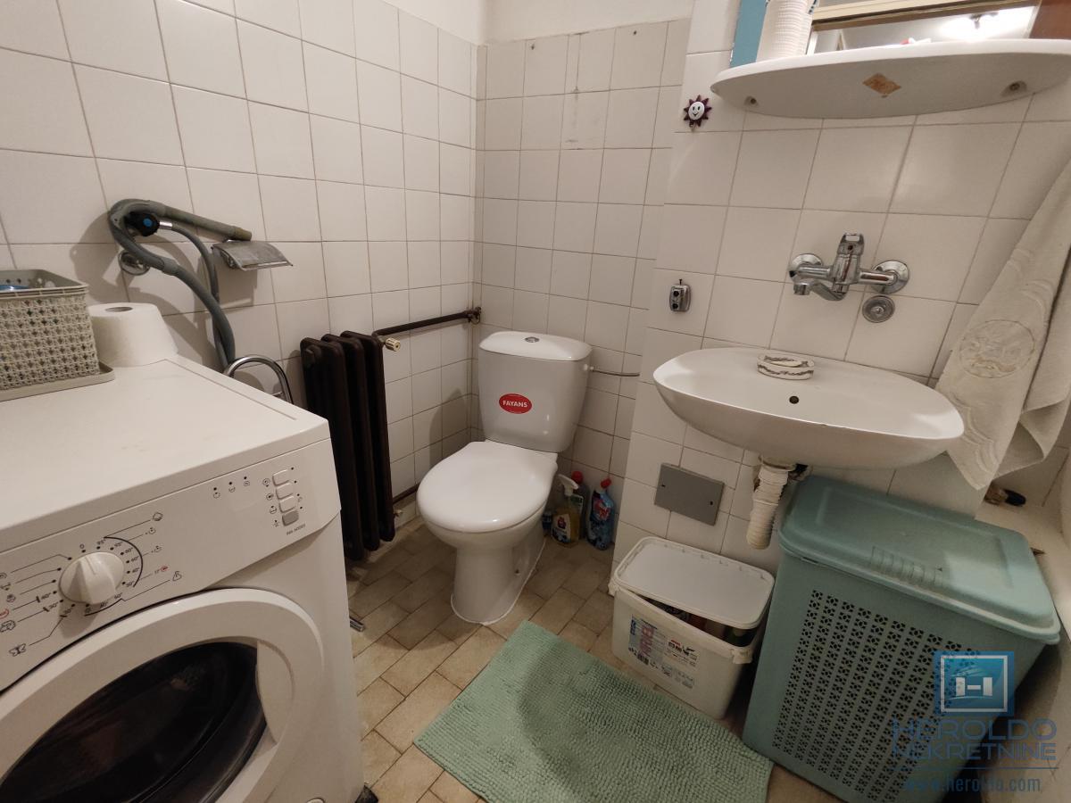 Prostran dvosoban stan na Sarinoj međi 17