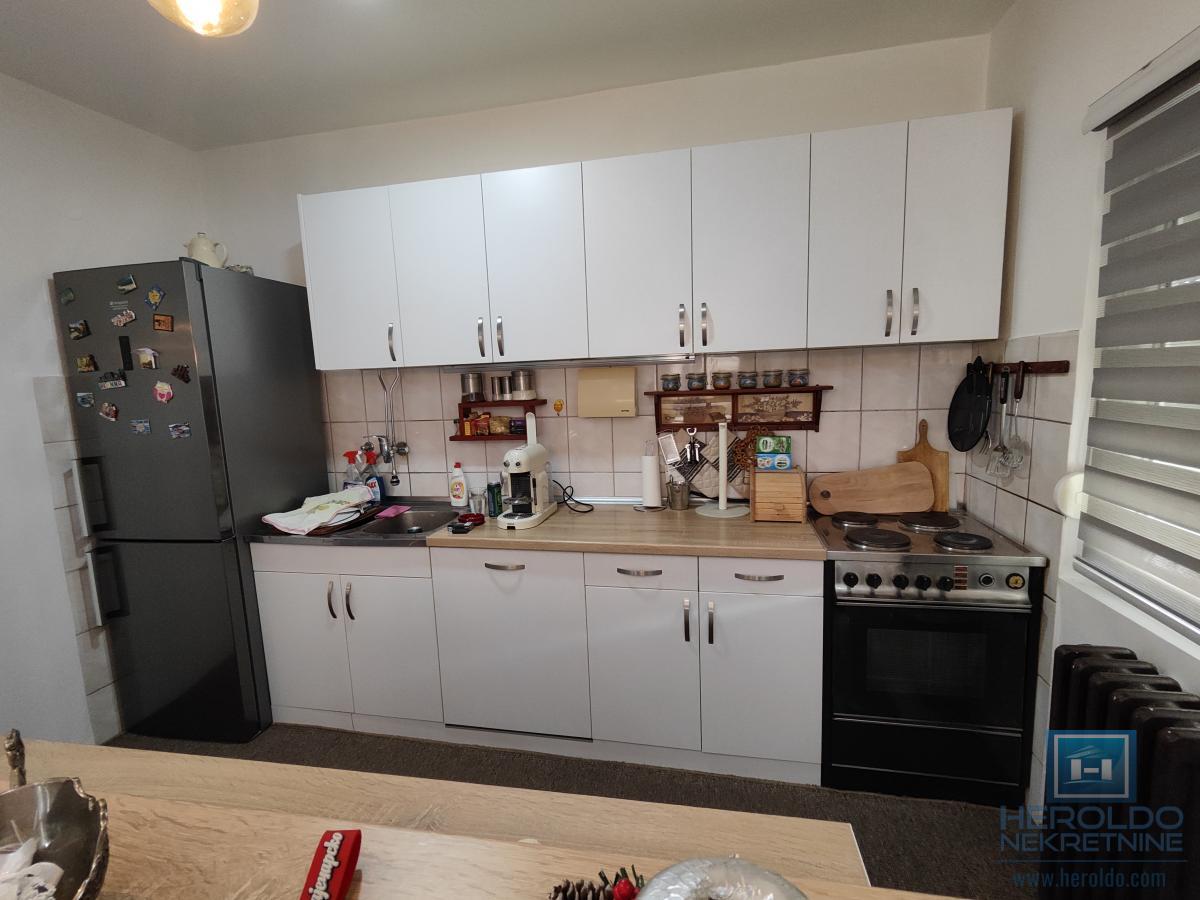 Prostran dvosoban stan na Sarinoj međi 9