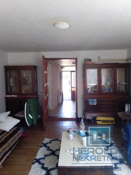 Prostrana kuća za adaptaciju 25