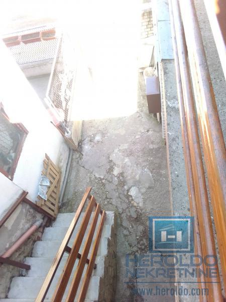 Prostrana kuća za adaptaciju 17