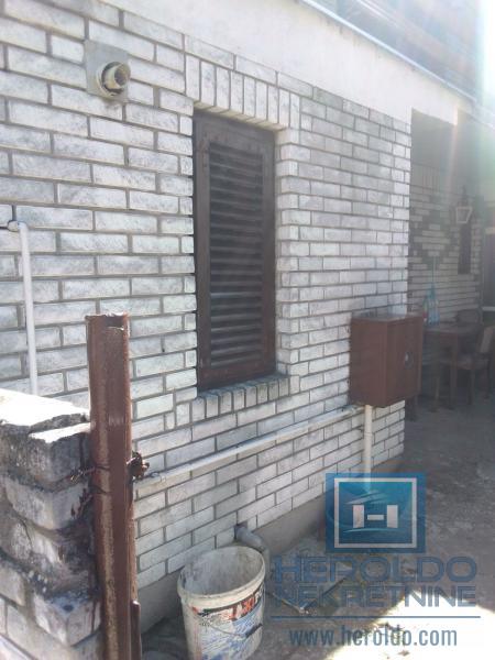 Prostrana kuća za adaptaciju 19