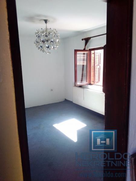 Prostrana kuća za adaptaciju 9