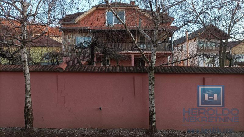 Prostrano seosko domaćinstvo u selu Jezero 13