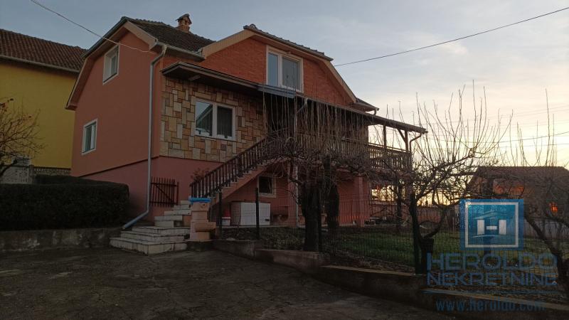 Prostrano seosko domaćinstvo u selu Jezero 1