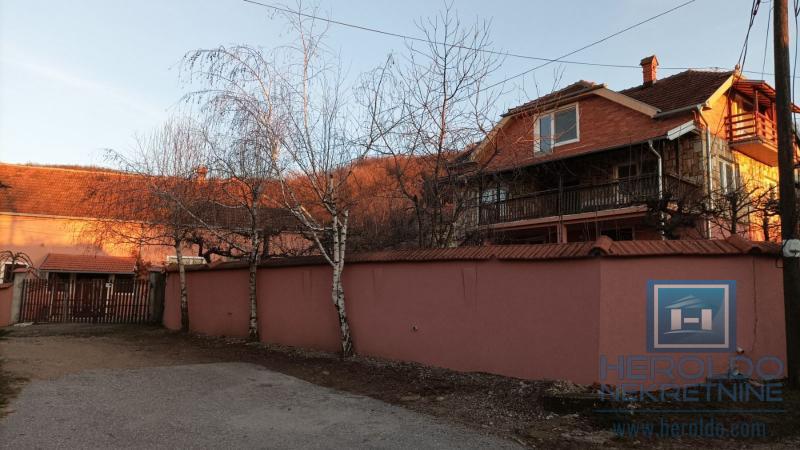 Prostrano seosko domaćinstvo u selu Jezero 3