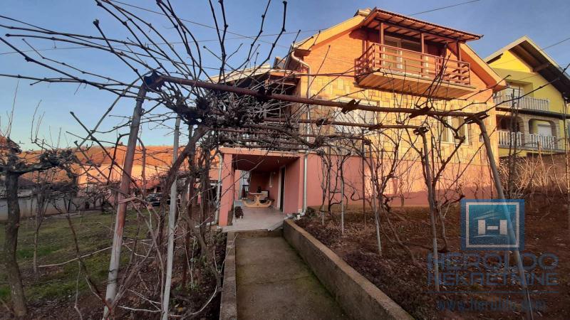 Prostrano seosko domaćinstvo u selu Jezero 4