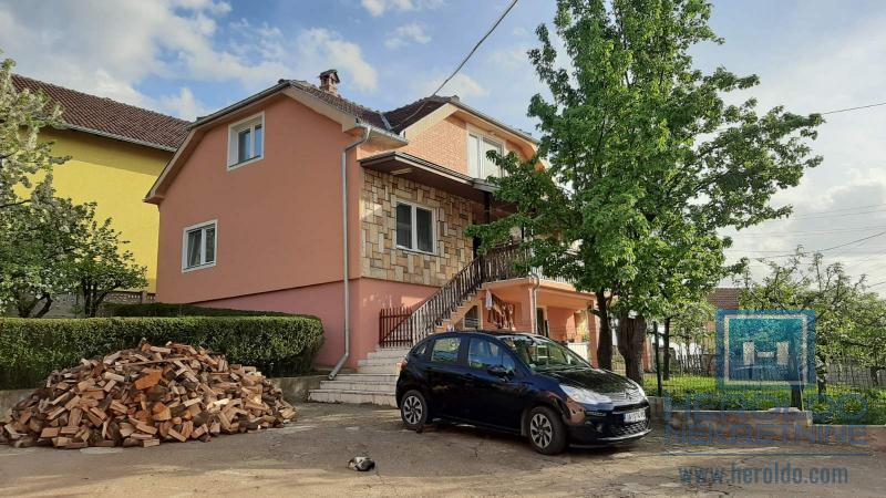 Prostrano seosko domaćinstvo u selu Jezero 10