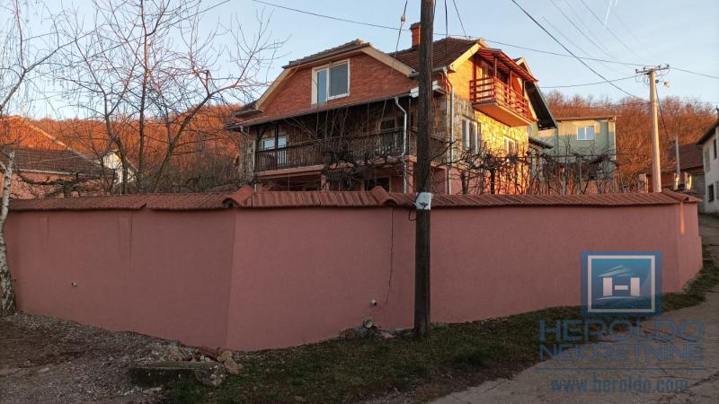 Prostrano seosko domaćinstvo u selu Jezero 5