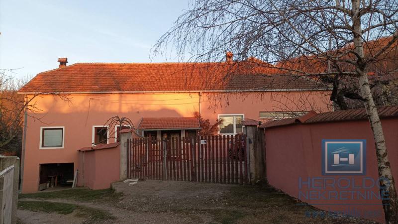 Prostrano seosko domaćinstvo u selu Jezero 6