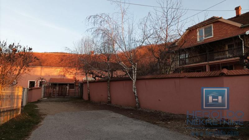 Prostrano seosko domaćinstvo u selu Jezero 8