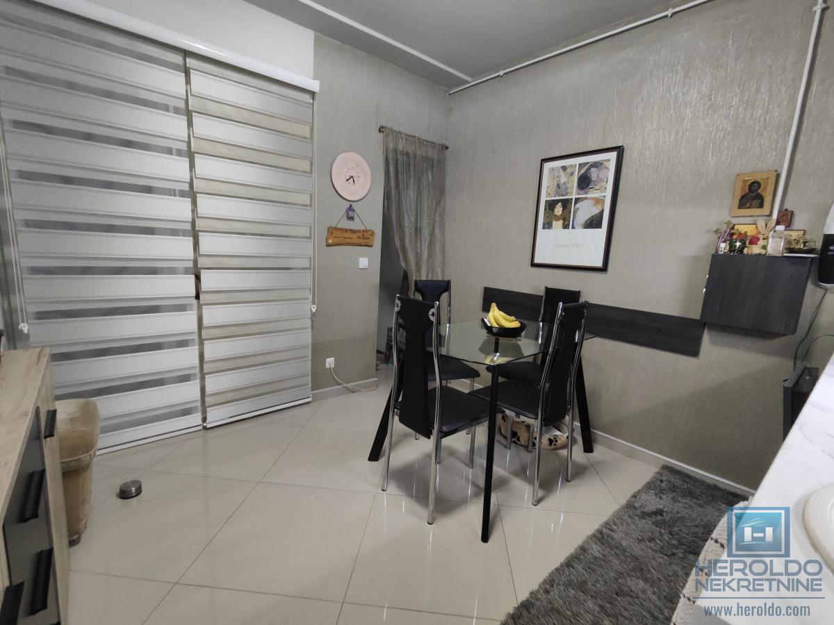 Renoviran stan sa garažom i podrumom kod tehničke škole 10