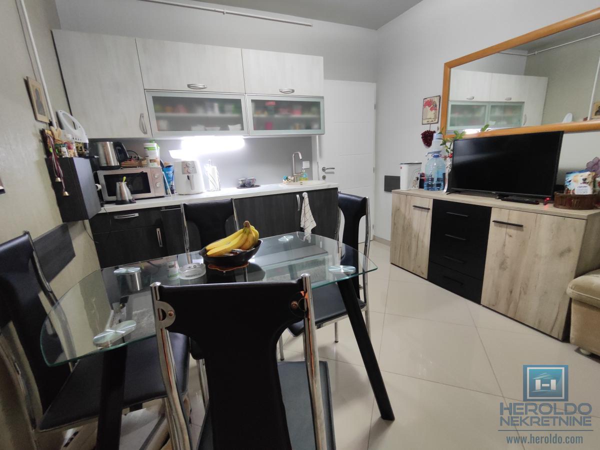 Renoviran stan sa garažom i podrumom kod tehničke škole 11