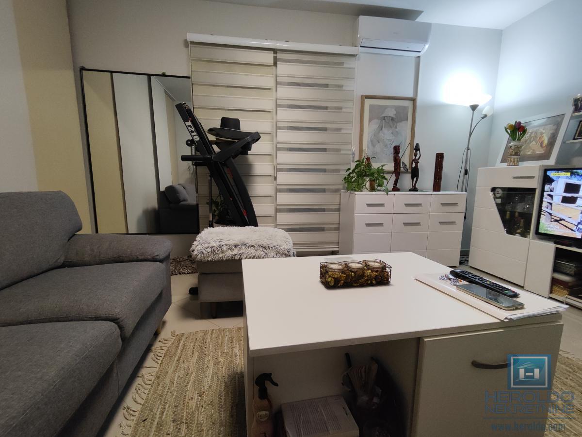 Renoviran stan sa garažom i podrumom kod tehničke škole 5