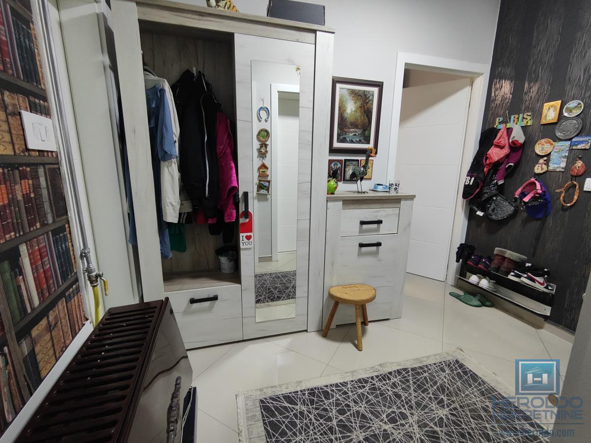 Renoviran stan sa garažom i podrumom kod tehničke škole 6