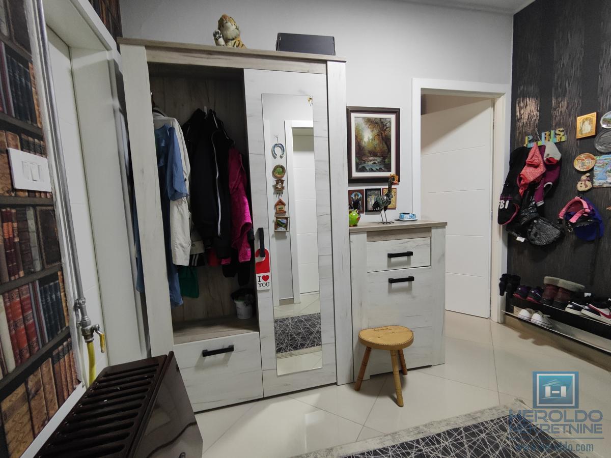 Renoviran stan sa garažom i podrumom kod tehničke škole 7