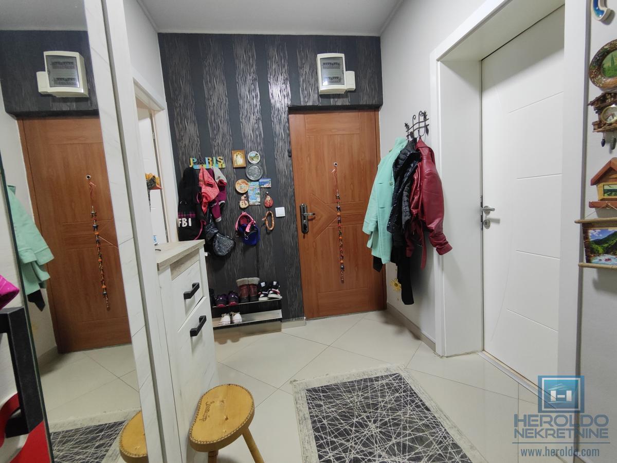 Renoviran stan sa garažom i podrumom kod tehničke škole 8